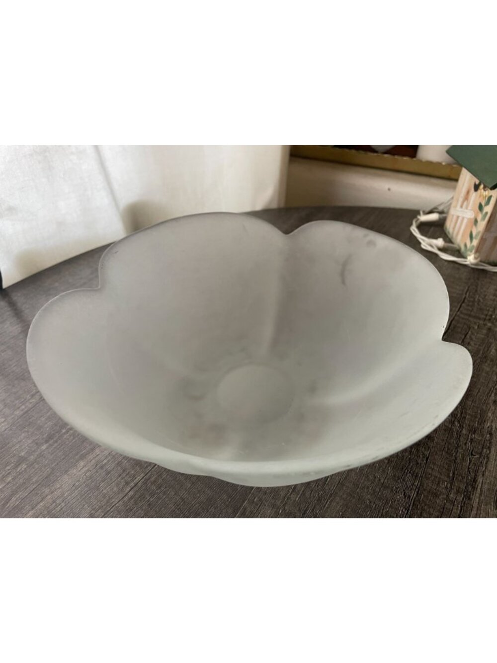 Vintage Frosted Glass Bowl 9" Scalloped Edge Home Décor tulip fruit - Picture 3 of 7